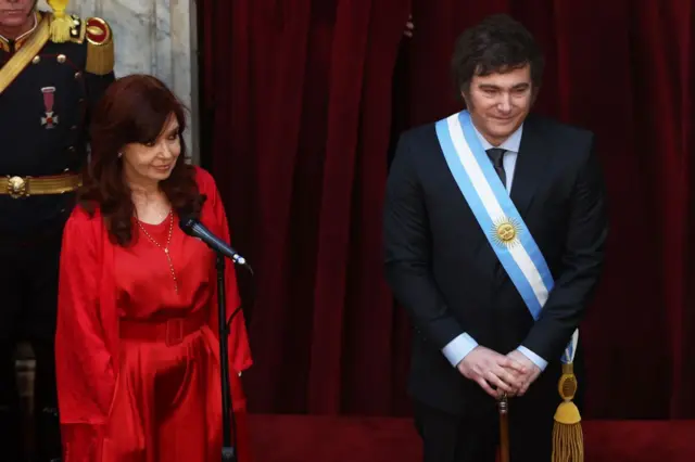 Cómo logró Milei que empiece a bajar la inflación en Argentina y estabilizar el dólar 3 Cristina Fernández de Kirchner y Javier Milei el día de su asunción presidencial