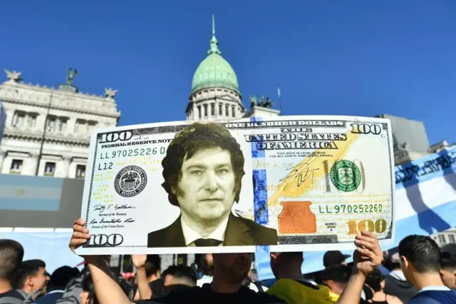 Cómo logró Milei que empiece a bajar la inflación en Argentina y estabilizar el dólar 5 La cara de Milei en un billete de 100 dólares