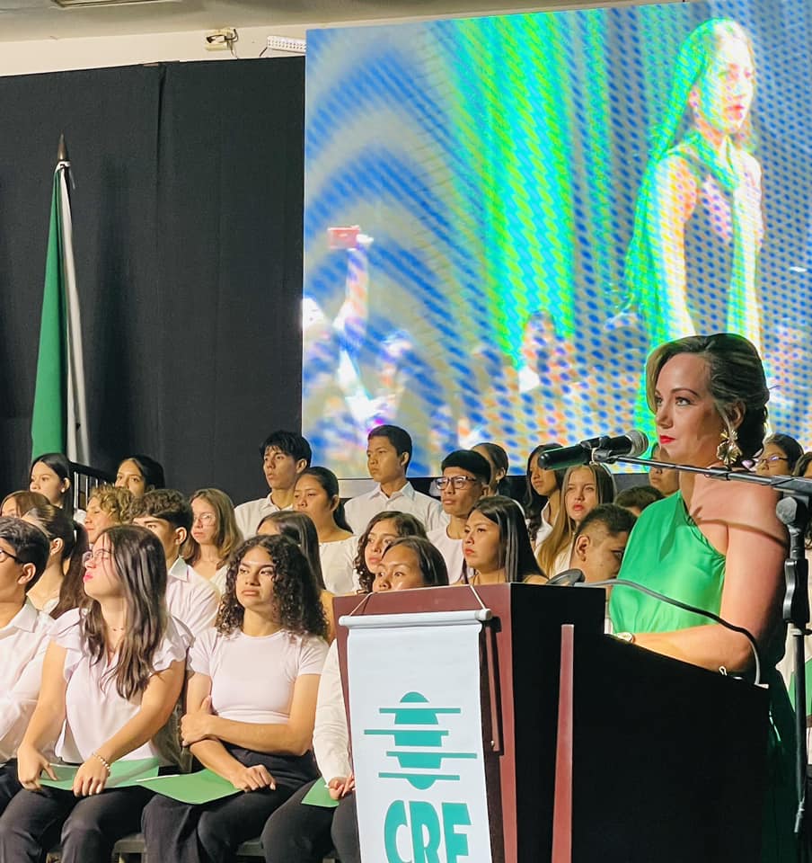 CRE reafirmó su compromiso con el desarrollo humano: pese a la crisis entregó 100 becas universitarias completas 1 BECAS 4
