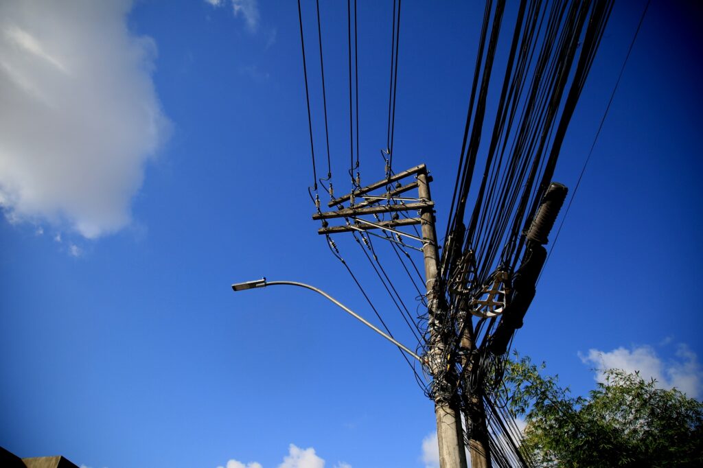 Clientes de Tigo sin servicio: ladrones roban cables de fibra óptica porque creen que contiene cobre 1 Cable de fibra oiptica 1 1