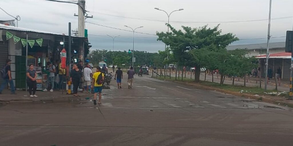 Transportistas dejan sin micros a la ciudad; acatan un paro de 48 horas exigiendo que suba a Bs 3 el pasaje 1 YES 2