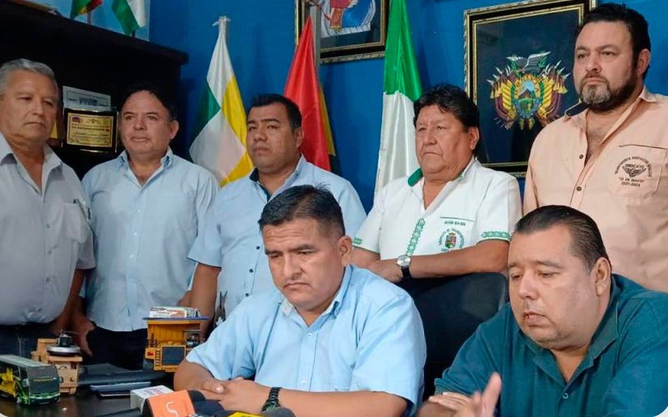Transportistas dejan sin micros a la ciudad; acatan un paro de 48 horas exigiendo que suba a Bs 3 el pasaje 2 choferes