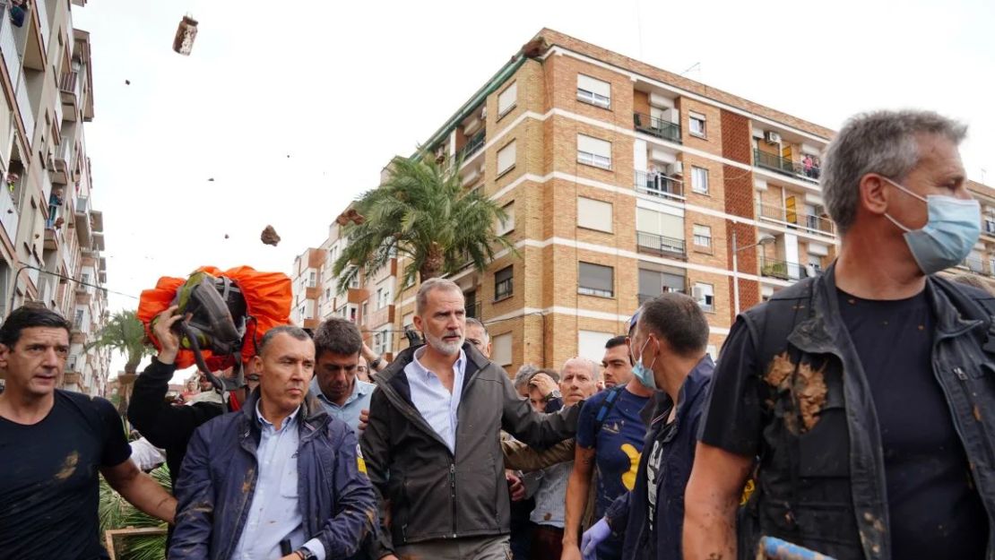 Los reyes de España son increpados en su visita a municipio de Valencia golpeado por las inundaciones 1 El rey Felipe es abucheado por vecinos enfadados durante su visita a la Comunidad Valenciana este domingo.