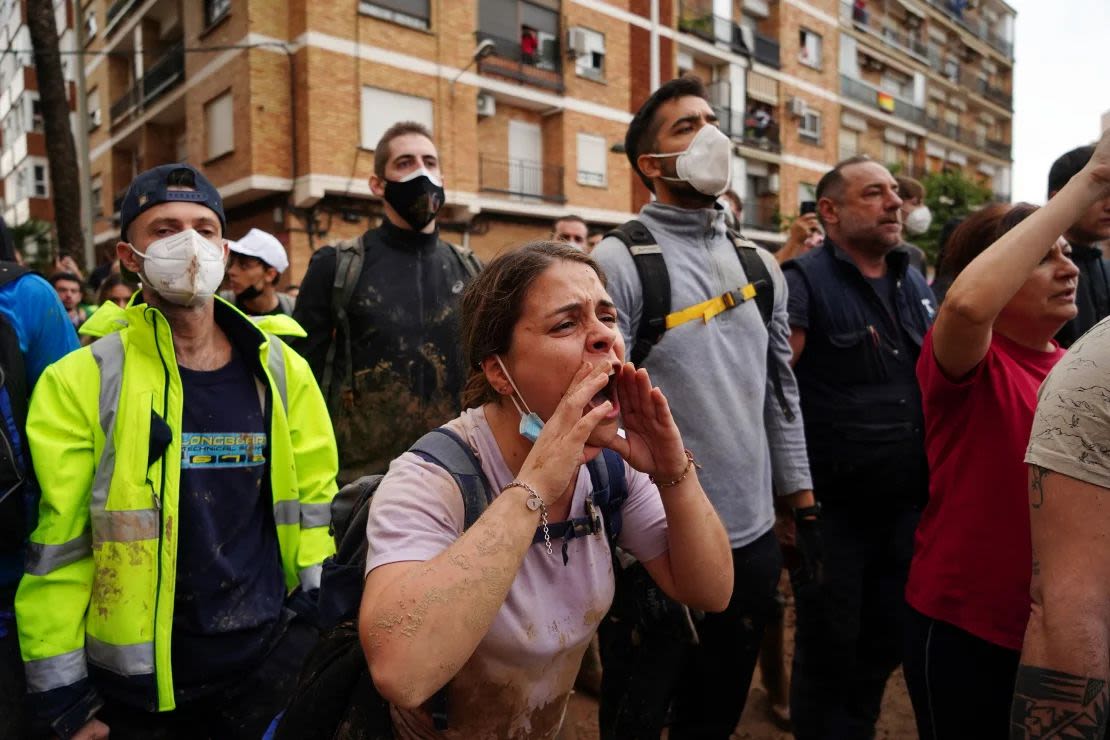 Los reyes de España son increpados en su visita a municipio de Valencia golpeado por las inundaciones 3 Vecinos enojados de Paiporta gritan durante la visita del monarca a la localidad.