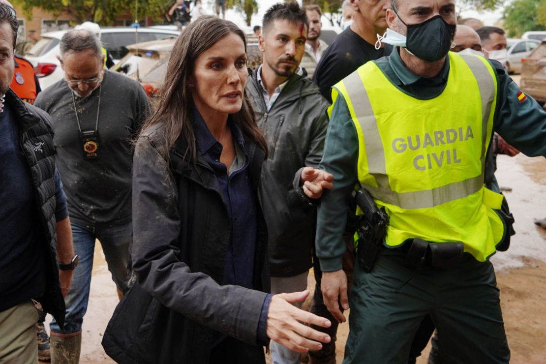 Los reyes de España son increpados en su visita a municipio de Valencia golpeado por las inundaciones 2 La reina Letizia de España, con manchas de barro en la cara, se acerca a hablar con un residente del pueblo durante la visita de la pareja real española a Paiporta.