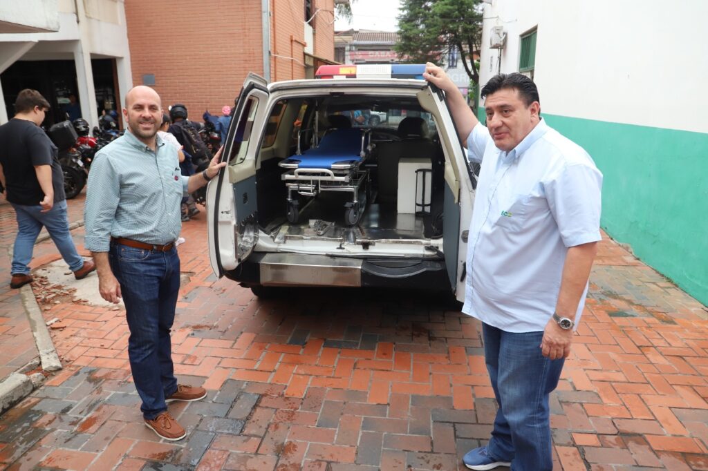 Gobernación recibe donación de camillas plegables para ambulancias del Hospital San Juan de Dios 1 hospi 2