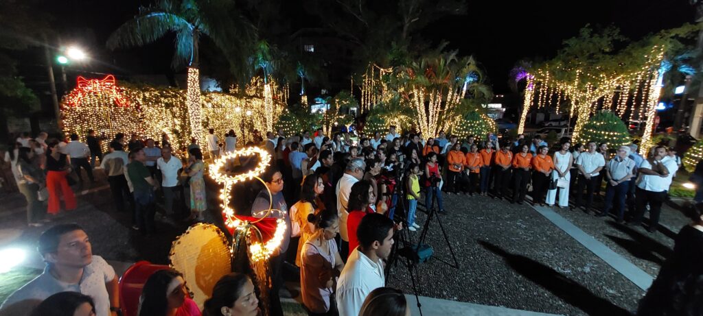 El paseo navideño de CRE encendió sus luces en la Plaza de la Luz 2 8124e469 d572 4174 95f4 c16a6970538e