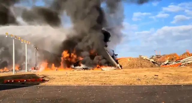 Al menos 167 muertos y dos sobrevivientes en uno de los peores accidentes de avión de la historia de Corea del Sur 2 Bomberos intentan extinguir el incendio de un avión que se salió de la pista en el Aeropuerto Internacional de Muan, provincia de Jeolla del Sur, Corea del Sur, el 29 de diciembre de 2024.