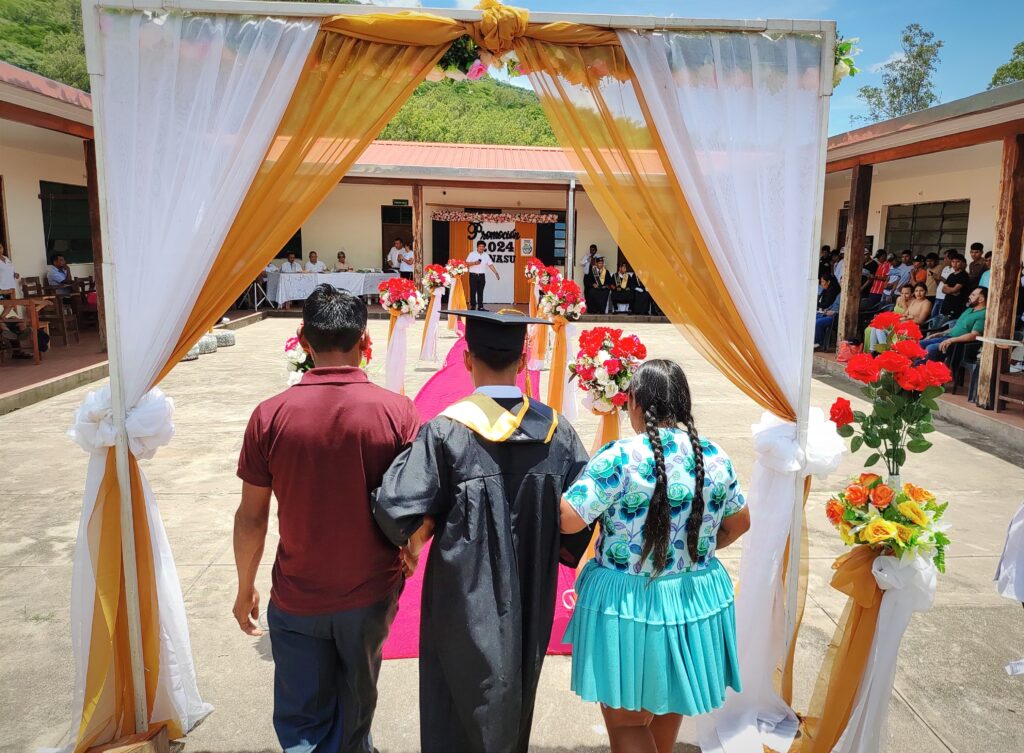 En Cenvicruz se gradúan 18 adolescentes como bachilleres en humanidades 1 befc2f0b e556 4df5 be84 24c9436930a0