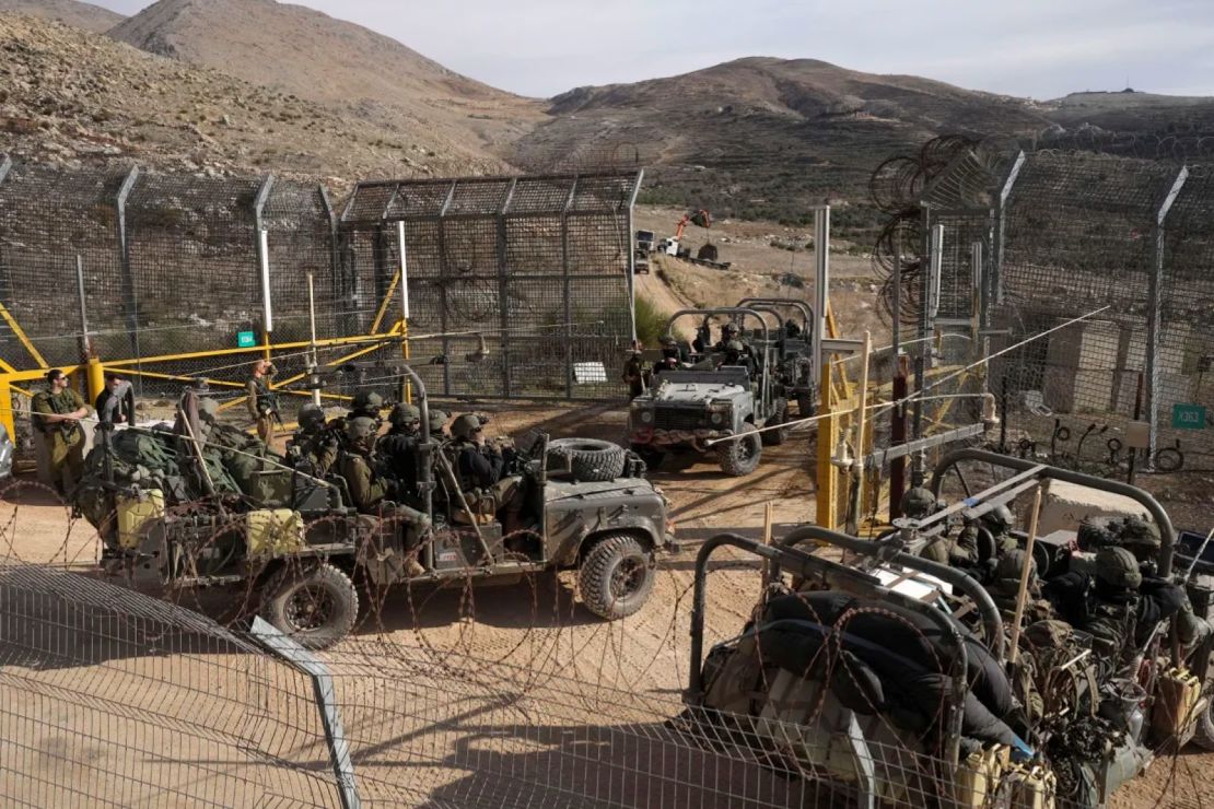 Por qué Israel capturó la montaña más alta de Siria horas después de la caída de Assad 1 Vehículos blindados israelíes en la zona desmilitarizada de la zona de amortiguamiento en los Altos del Golán.