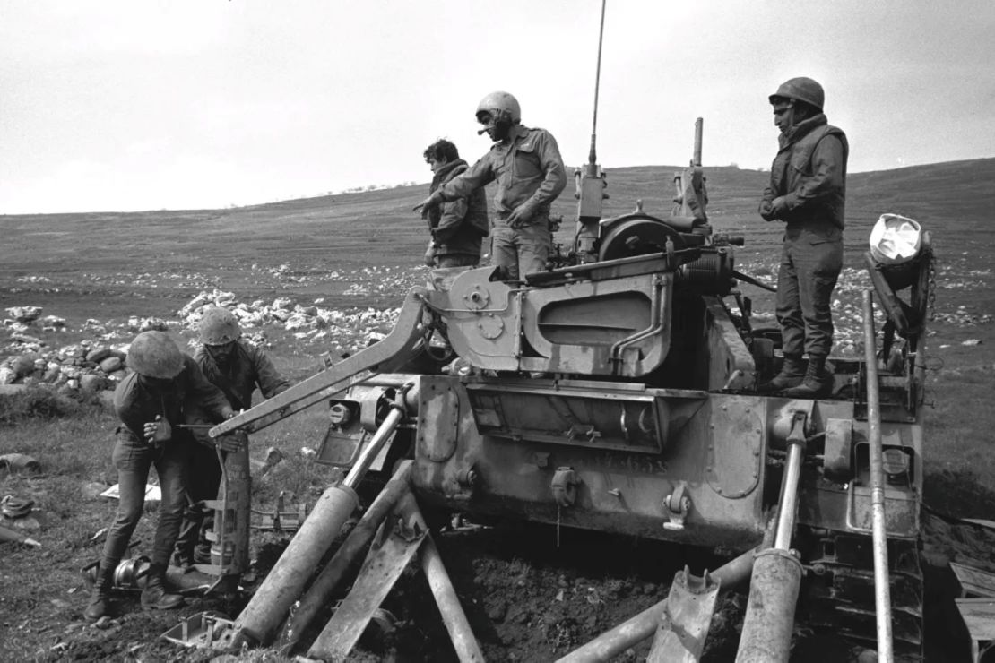 Por qué Israel capturó la montaña más alta de Siria horas después de la caída de Assad 2 Artillería israelí en el monte Hermón en 1974.