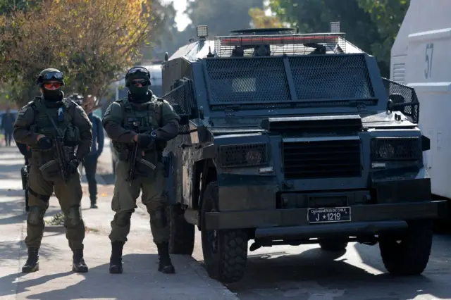 La Fiscalía chilena acusa al gobierno de Venezuela de pagar por el asesinato del opositor Ronald Ojeda en Chile 1 Agentes chilenos junto a un vehículo policial.