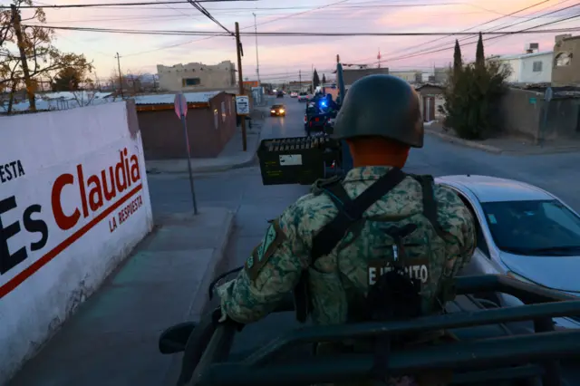 Qué significa que EE.UU. declare a los carteles mexicanos y al Tren de Aragua "organizaciones terroristas" 4 Miembros del Ejército y la Guardia Nacional de México participan en la "Operación Juárez" destinada a reducir la violencia en Ciudad Juárez, México, el 17 de febrero de 2024. REUTERS/Jose Luis Gonzalez