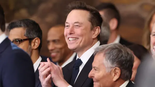 Trump borra la era Biden: se retira del acuerdo de París, indultos a asaltantes del Capitolio y decretos contra la diversidad 5 Elon Musk