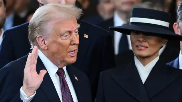 Trump borra la era Biden: se retira del acuerdo de París, indultos a asaltantes del Capitolio y decretos contra la diversidad 3 Trump y Melania