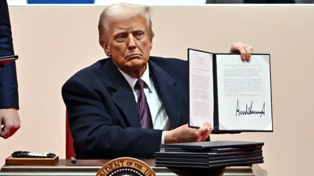 Trump borra la era Biden: se retira del acuerdo de París, indultos a asaltantes del Capitolio y decretos contra la diversidad 1 Donald Trump