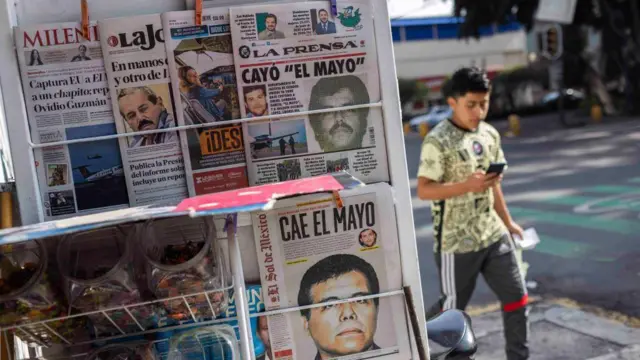 Qué significa que EE.UU. declare a los carteles mexicanos y al Tren de Aragua "organizaciones terroristas" 2 Portadas de los periódicos mexicanos que muestran la noticia de la captura de Ismael "El Mayo" Zambada, en un kiosco de la Ciudad de México, México, el 26 de julio de 2024. (Foto de Rodrigo Oropeza / AFP) (Foto de RODRIGO OROPEZA/AFP vía Getty Images)