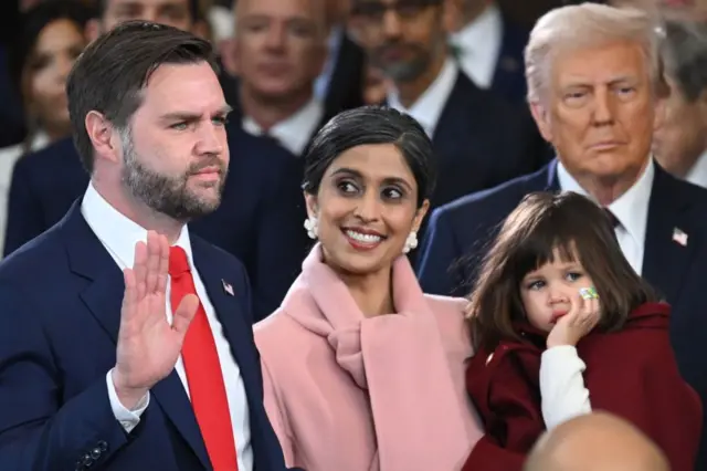 Trump borra la era Biden: se retira del acuerdo de París, indultos a asaltantes del Capitolio y decretos contra la diversidad 6 JD Vance jura el cargo de vicepresidente junto a su esposa, Usha, y sus hijos.