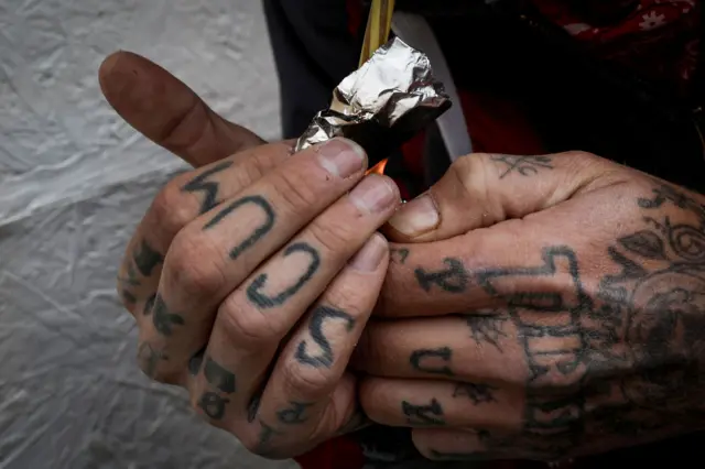 Qué significa que EE.UU. declare a los carteles mexicanos y al Tren de Aragua "organizaciones terroristas" 1 James "Sleaze" Morgan fuma fentanilo en polvo en un callejón en Columbus, Ohio, Estados Unidos, el 20 de noviembre de 2024. REUTERS/Shannon Stapleton