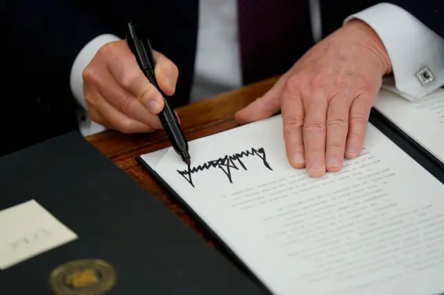 Qué significa que EE.UU. declare a los carteles mexicanos y al Tren de Aragua "organizaciones terroristas" 3 Donald Trump firmando una orden ejecutiva en el Despacho Oval de la Casa Blanca, en Washington, Estados Unidos, en su primer día como presidente, el 20 de enero de 2025.