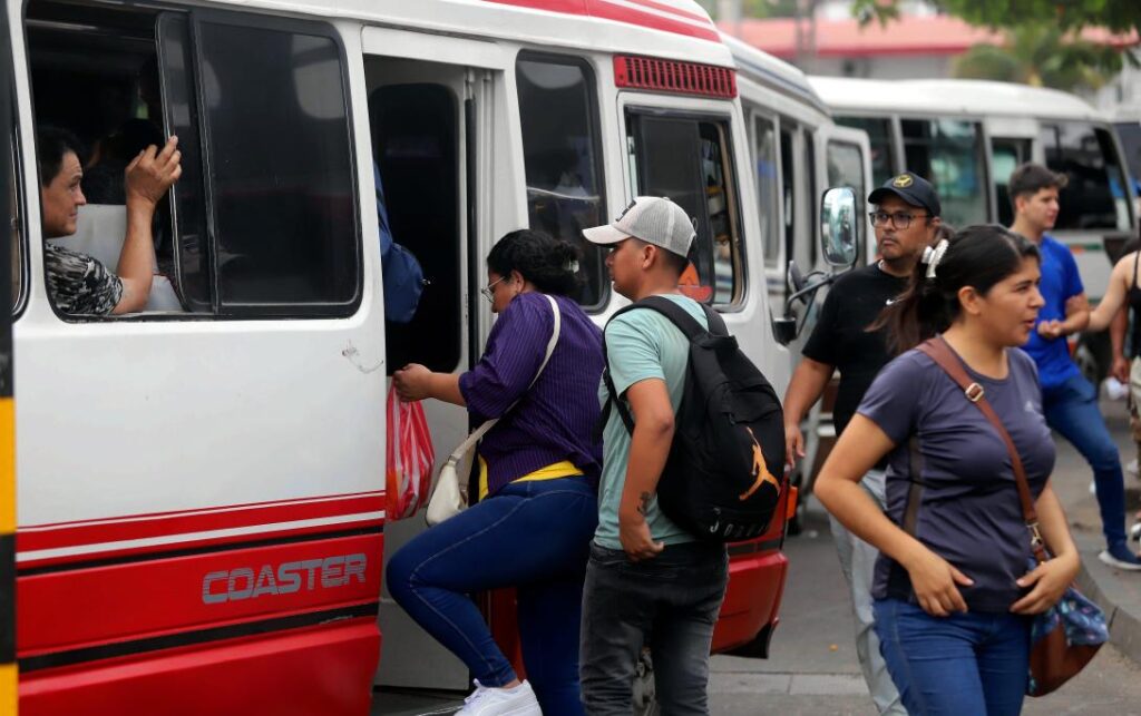 Alcaldía pone en marcha reordenamiento del transporte público por el Casco Viejo de la ciudad 1 mircros