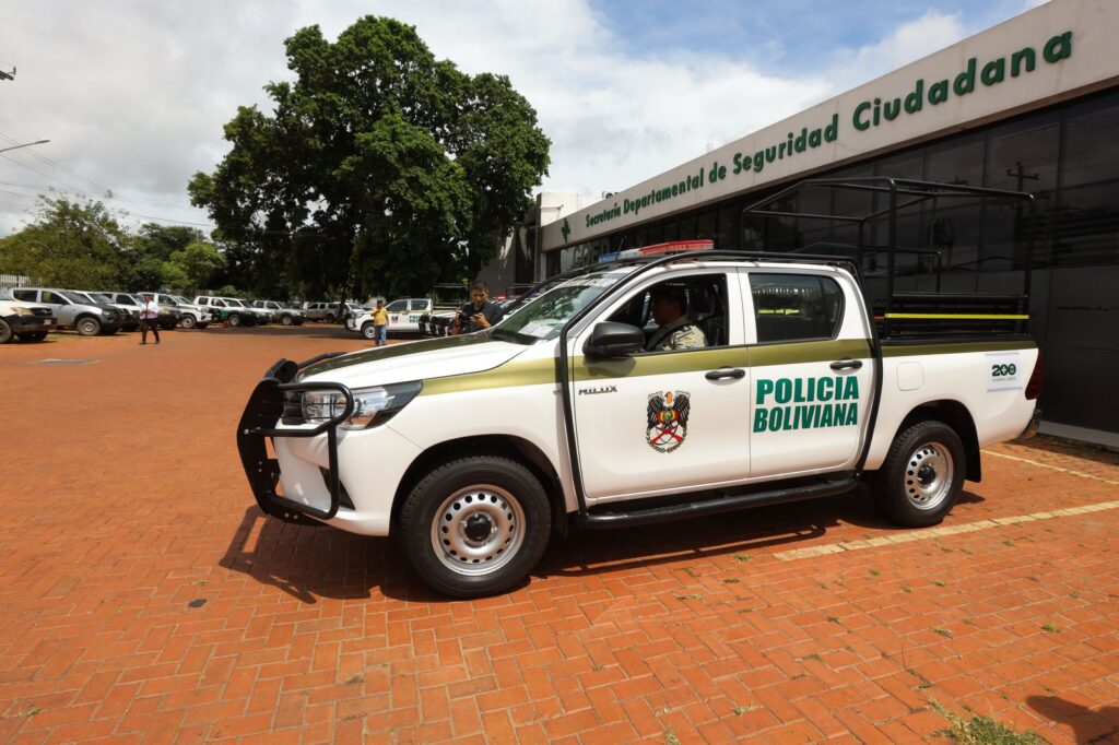 Gobernación entrega 10 camionetas patrulleras a la Policía Departamental de Santa Cruz 2 POLI 2