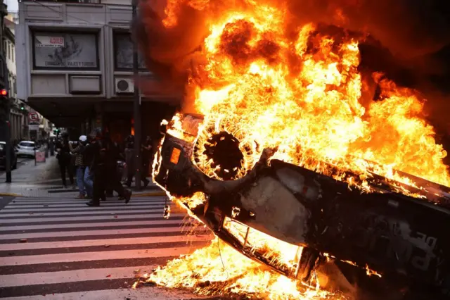 Argentina: destrozos, heridos y 124 detenidos en una batalla de barrabravas y militantes contra policías frente al Congreso 4 Incendio de un vehículo durante la protesta de este miércoles.