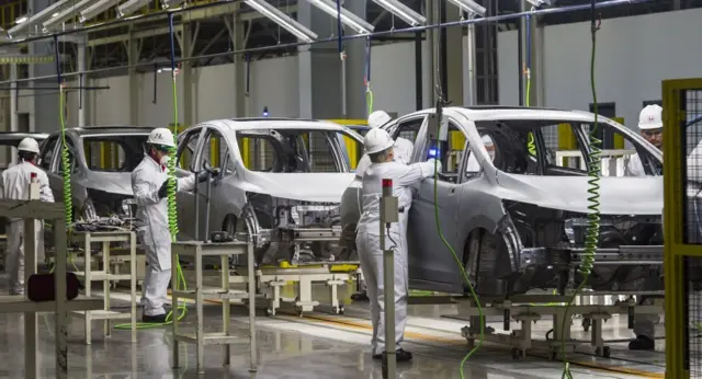 Trump anuncia aranceles de un 25% para los automóviles no fabricados en EEUU en una medida que puede tener un alto impacto en México 3 Trabajadores en una planta de ensamblaje de automóviles en México.