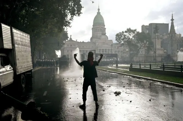 Argentina: destrozos, heridos y 124 detenidos en una batalla de barrabravas y militantes contra policías frente al Congreso 1 Un manifestante frente al Congreso