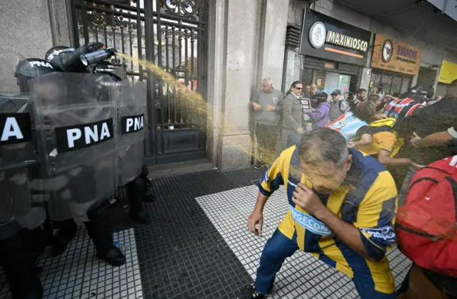 Argentina: destrozos, heridos y 124 detenidos en una batalla de barrabravas y militantes contra policías frente al Congreso 3 La policía reprimió con dureza a los manifestantes.