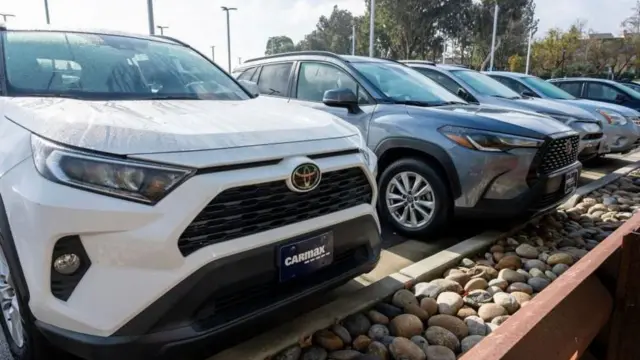 Trump anuncia aranceles de un 25% para los automóviles no fabricados en EEUU en una medida que puede tener un alto impacto en México 1 Varios automóviles en fila
