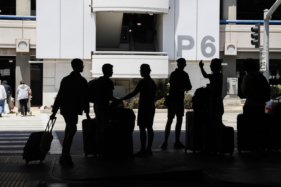 EEUU estudia prohibir la entrada de cubanos, venezolanos y otras 41 nacionalidades 1 Fotografía de archivo de la entrada de un aeropuerto de EE.UU., en la que pasajeros esperan en la zona de llegadas. EFE/Caroline Brehman