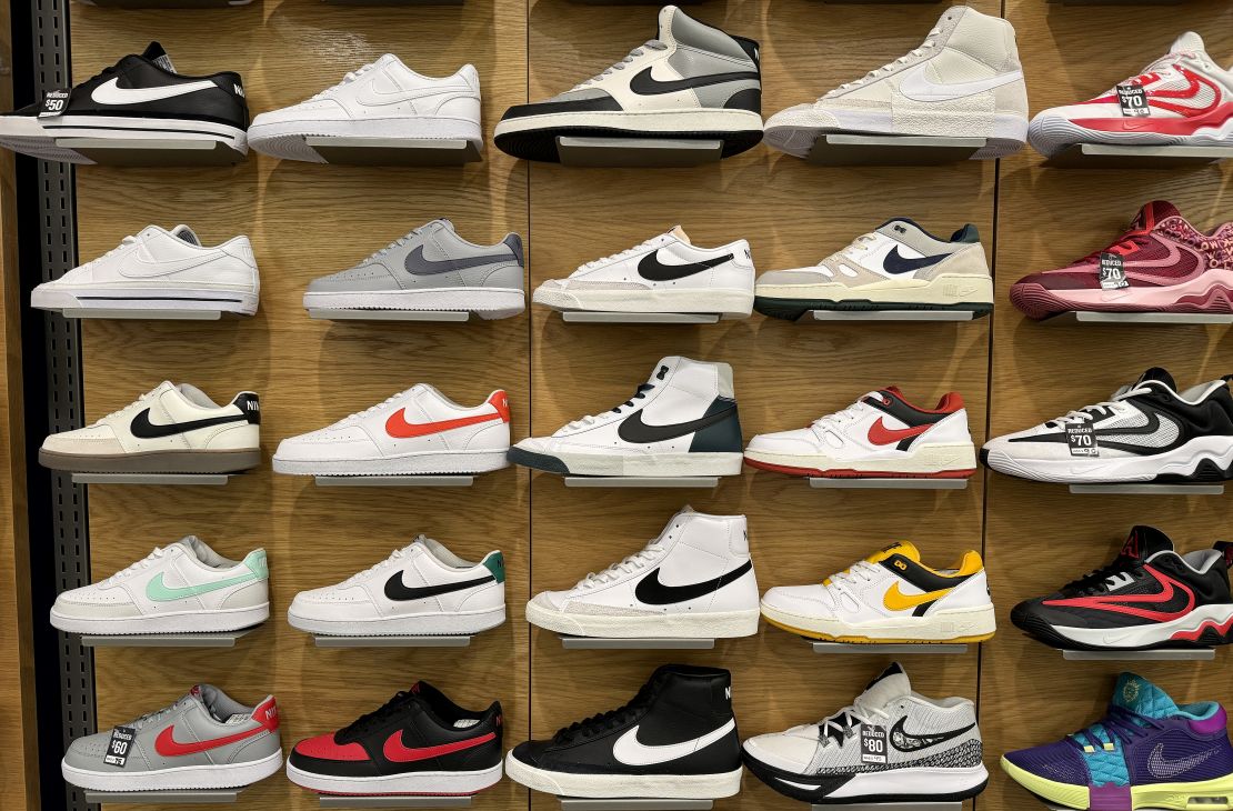 Qué productos y servicios suben de precio en EEUU con los aranceles a México, China y Canadá 2 Zapatos Nike en exhibición en una tienda Macy's el 21 de marzo de 2024 en San Francisco, California.