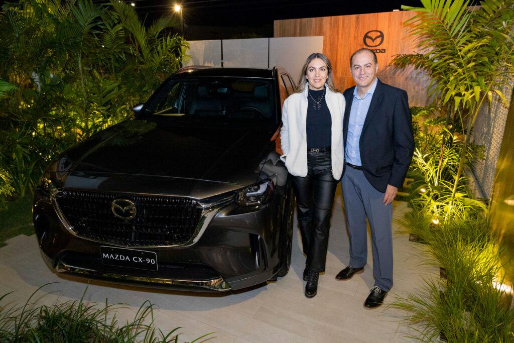 Mazda realizó TAKUMI NIGHT en CASACOR: una experiencia sensorial para mujeres 1 Fabiana Cremer y Esteban Soruco director automotriz Imcruz Inchcape