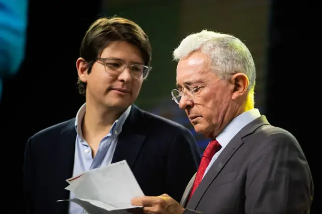 Qué se sabe del atentado contra Miguel Uribe Turbay, el precandidato a la presidencia de Colombia que recibió varios impactos de bala 4 Miguel Uribe Turbay junto al expresidente de Colombia Álvaro Uribe Vélez.