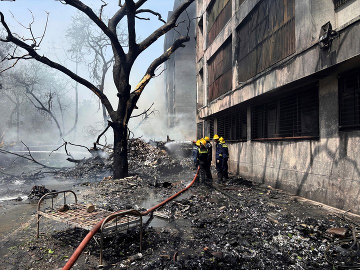 La devastación en el sitio donde se estrelló el avión de Air India. (AP)