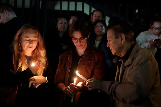 Qué se sabe del atentado contra Miguel Uribe Turbay, el precandidato a la presidencia de Colombia que recibió varios impactos de bala 3 Personas encienden velas para rendir homenaje