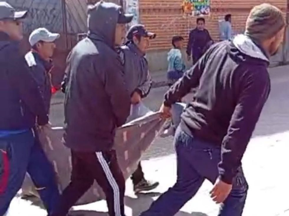 Más de 30 heridos tras el violento enfrentamiento entre pobladores de Llallagua y bloqueadores 1 Heridos 1