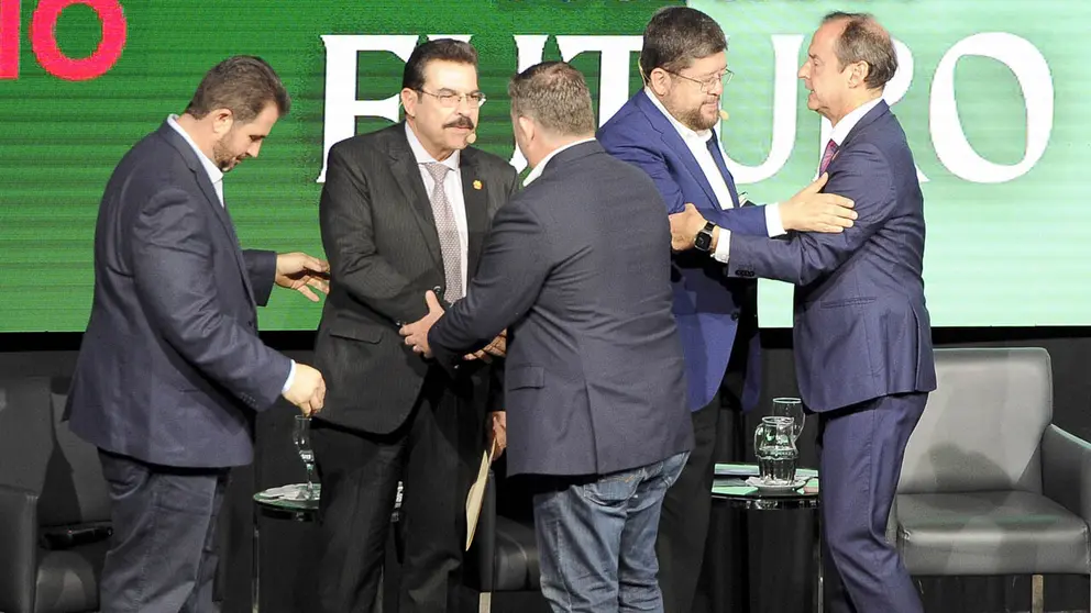 Ni los hidrocarburos ni la minería, el agro es el que puede generar una reactivación económica más rápida: Tuto Quiroga en e foro de la CAO 1 tuto