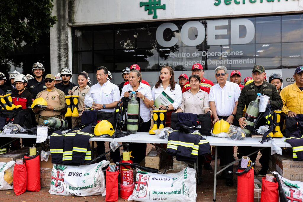 Gobernación entrega equipamiento de protección para bomberos de Santa Cruz 1 BOMBE 2