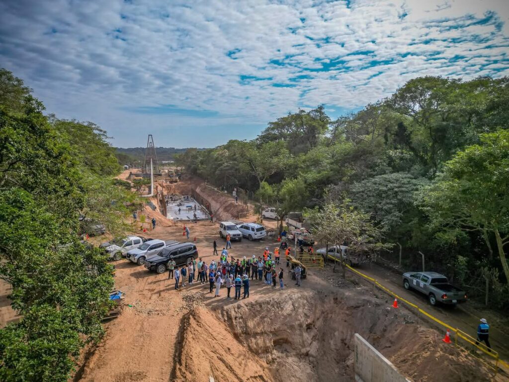 Alcalde Jhonny Fernández inspecciona megaobra que resolverá problemas de inundación en Santa Cruz 3 IMG 8002