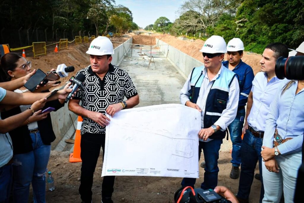 Alcalde Jhonny Fernández inspecciona megaobra que resolverá problemas de inundación en Santa Cruz 1 IMG 8004