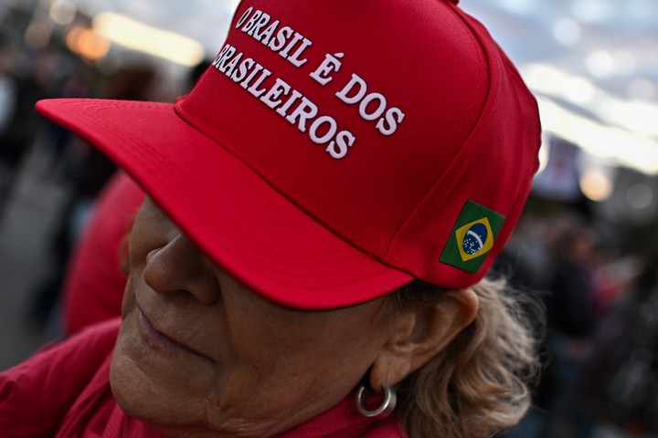 Una mujer, en una protesta contra los aranceles de Donald Trump a Brasil, en Brasilia. Foto: EFE 