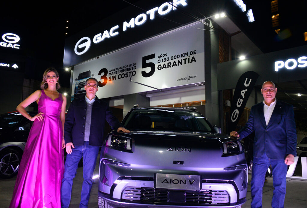 AION V: el SUV eléctrico que redefine la movilidad urbana en Bolivia 1 Maywa Jauregui Fernando Arrien gerente de operaciones y Guillermo Lopez gerente posventa Viaggio