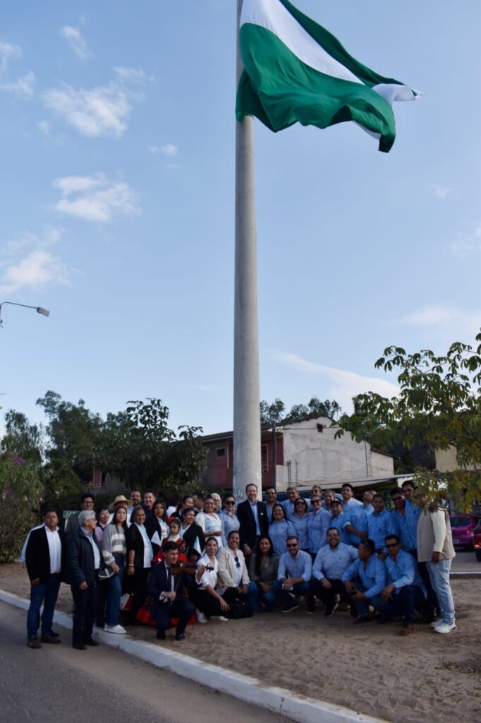 Una gigante bandera cruceña ondea en Camiri en homenaje a su aniversario 1 f11a45ac 88ef 4043 9ac9 322e3bb0e2bc