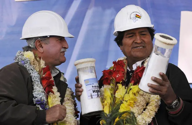 Por qué Bolivia no logra aprovechar su riqueza en litio para superar la crisis económica que sufre 1 El presidente boliviano, Evo Morales (der.), recibe del ministro de Minería, Roberto Echazú, las primeras muestras de laboratorio de carbonato de litio el 29 de octubre de 2009 en una planta piloto estatal ubicada en los límites del Salar de Uyuni.