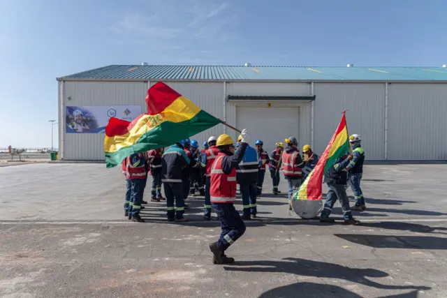 Por qué Bolivia no logra aprovechar su riqueza en litio para superar la crisis económica que sufre 5 Trabajadores bolivianos