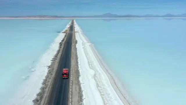 Por qué Bolivia no logra aprovechar su riqueza en litio para superar la crisis económica que sufre 7 Salar de Uyuni