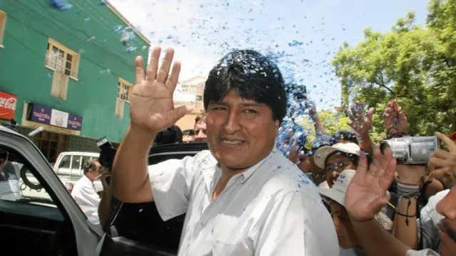 Tres claves para entender por qué el MAS perdió en Bolivia tras casi 20 años en el poder 1 Evo Morales saludando a sus simpatizantes el 19 de diciembre de 2005 en Cochabamba, Bolivia.