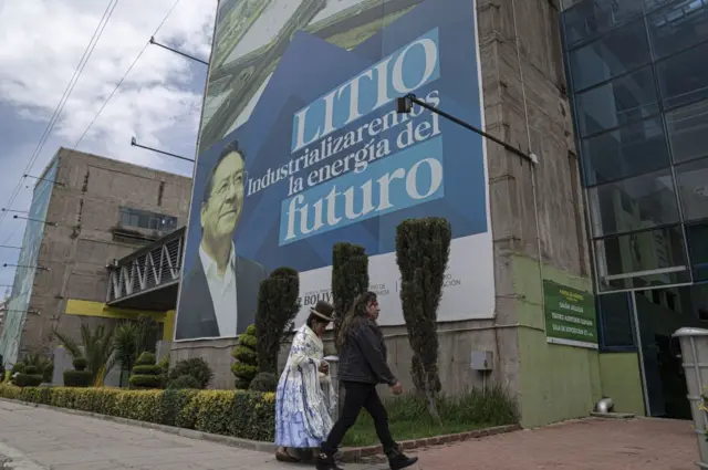 Por qué Bolivia no logra aprovechar su riqueza en litio para superar la crisis económica que sufre 6 Cartel con el rostro del presidente Luis Arce